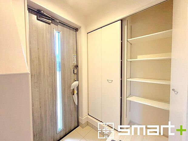 〜穏やかな陽が入る玄関〜 ・窓に加えて玄関ドアのガラス部分からも穏やかな陽が入り、明るい玄関になります。 ・備え付けのシューズボックスはたっぷりしまえて玄関がスッキリ片付きますね。