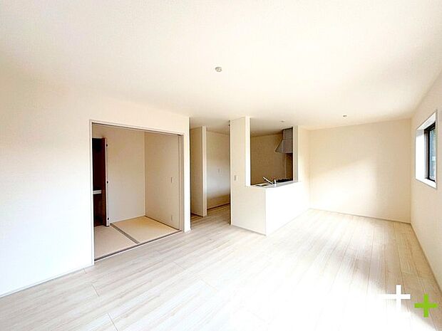 ~家族団らんにピッタリの広々リビング~ ・穏やかな陽だまりに包まれる居心地の良いLDKは、ご家族が集まる憩いのスペースに。 ・隣接の和室を続き間として利用すれば20帖超の広々空間になります。