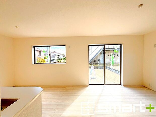 〜穏やかな陽の入るＬＤＫ〜 ・大きな窓のあるＬＤＫは陽当りも良好で明るい空間となっております。 ・ご家族団らんなど過ごす時間の多いＬＤＫが明るいのは嬉しいポイントですね。 