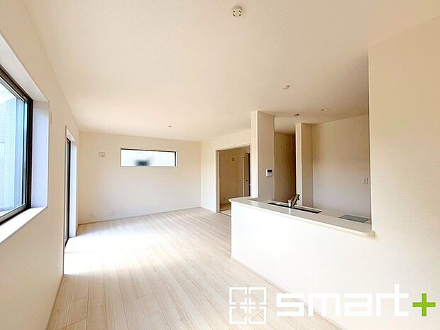 〜日当り良好のLDK〜 ・たくさんの窓からたっぷりの陽光が差し込む明るいリビングで寛ぎのひと時を。 ・出来立てのお料理を運ぶのにも、食器の後片付けもラクラクなカウンターキッチン。