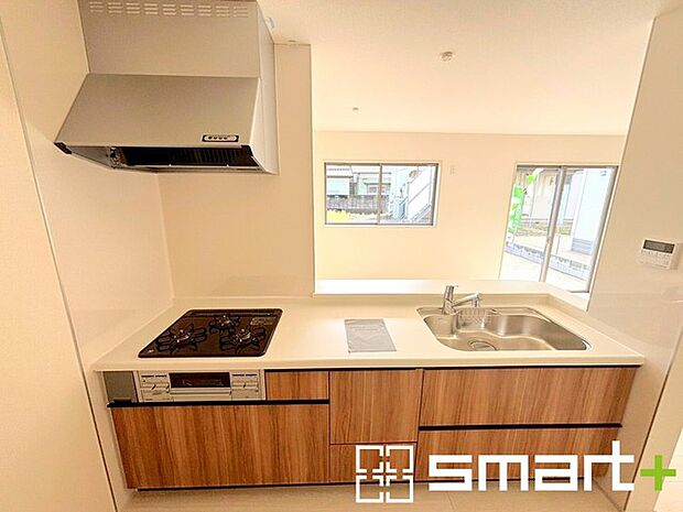 〜人気のカウンターキッチン〜 ・キッチンは人気のカウンタータイプを採用。「ご家族の顔が見える」造りです。 ・蛇口に浄水器が内蔵されているなど機能面でも優れた仕様です。