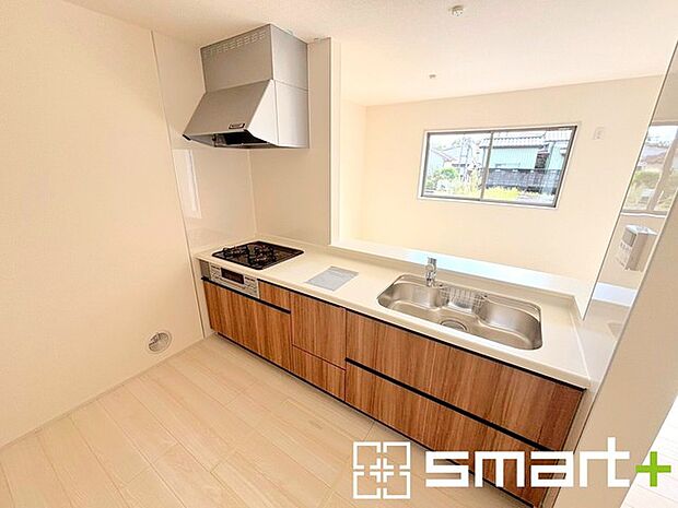 〜使い勝手の良いシステムキッチン〜 ・料理がしやすい設計のキッチンでお料理もはかどりますね。 ・もちろんキッチン下部は収納になっておりますので、フライパンなども収納可能です。