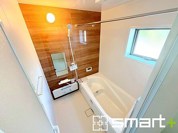 〜浴室乾燥機付きの浴室〜 ・浴室には乾燥機が付いているので雨の日でも洗濯物を干すことが可能です。 ・水はけの良い床材など機能面も充実。マイクロバルなどオプションもご相談くださいませ。