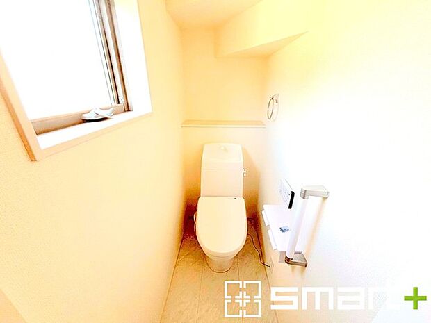 〜窓付きの明るいトイレ〜 ・清潔感あるシャワートイレ。窓があるので換気もしやすく快適ですね。 ・背面にある棚はトイレットペーパーなどの置き場や飾り棚としても利用できますね。