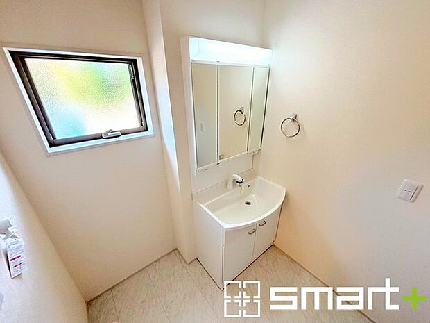 〜明るい洗面スペース〜 ・窓から明るい陽が入り、気持ちよく朝の支度ができますね。 ・使い勝手の良い三面鏡タイプのシャワー付き洗面化粧台。鏡の裏に収納があるので洗面台周りもスッキリ。