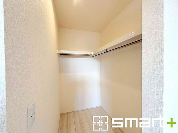 〜ウォークインクローゼット〜 ・衣類をハンガーに掛けたまま収納できるウォークインクローゼットは重宝しますね。 ・季節ものや小物類なども整理整頓しやすく生活空間が広がりますね。