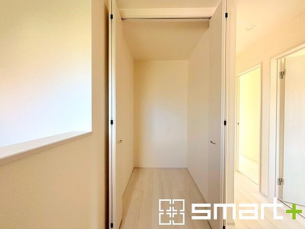 〜ちょっとした空間も有効活用〜 ・廊下も無駄にせずしっかりと収納をご用意。ちょっとしたスペースも無駄にしません。 ・掃除機など意外と置場に困る物もしっかりと収納可能です。