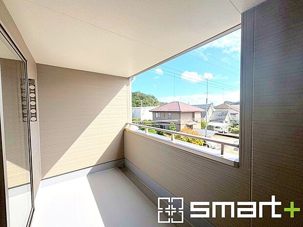 ~屋根付きのバルコニー~ ・バルコニーは屋根付きなので急な雨でも安心です。 ・奥行きもあるので洗濯物が干しやすいのも嬉しいポイントですね。
