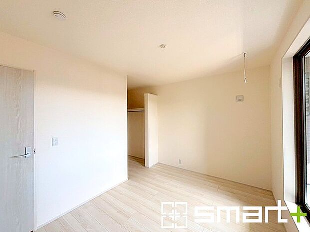 ~バルコニーに面した洋室~ ・バルコニー側の大きな窓から穏やかな陽が差し込む明るい洋室はウォークインクローゼット付。 ・くつろぎのプライベート時間を明るい空間で穏やかにお過ごしいただけます。