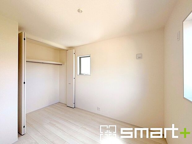 〜2面採光の明るいお部屋〜 ・洋室は2面採光とする事で穏やかな陽の入る明るい空間となっております。 ・くつろぎのプライベート時間を明るい空間で穏やかにお過ごしいただけます。 