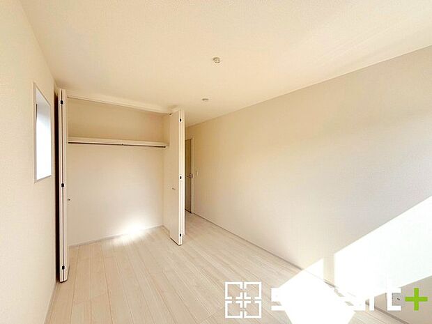 〜収納豊富な洋室〜 ・各居室に備え付けの収納をご用意。タンスなどを置く場合と比べ出っ張らないので部屋の中を有効のご活用いただけます。 ・収納の広さなどぜひ現地でご確認くださいませ。 