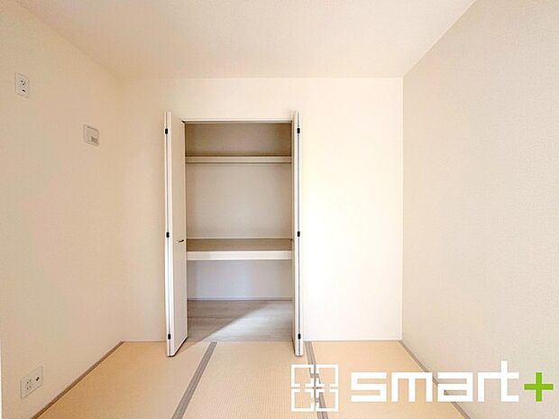 〜リビング横の和室〜 ・リビング横には開放感をプラスしてくれる和室。収納スペース付きで寝室にもお使いいただけます。 ・お子様のプレイルームやお昼寝、趣味のお部屋など、用途様々。