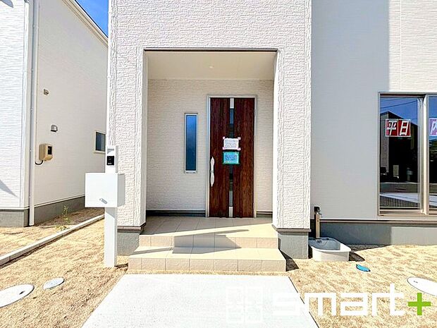 〜お住まいの顔「玄関」〜 ・玄関ドアの上にはもちろん軒がございますので、雨の日でも濡れずに鍵の開閉が可能です。 ・鍵は防犯性に優れたディンプルキーを採用。 
