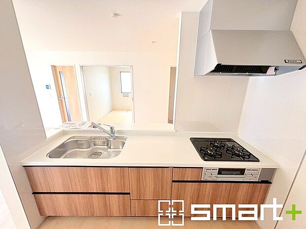 〜人気のカウンターキッチン〜 ・キッチンは人気のカウンタータイプを採用。「ご家族の顔が見える」造りです。 ・汚れの付きづらい天板、水はけの良いシンクなど機能面でも充実の仕様。 