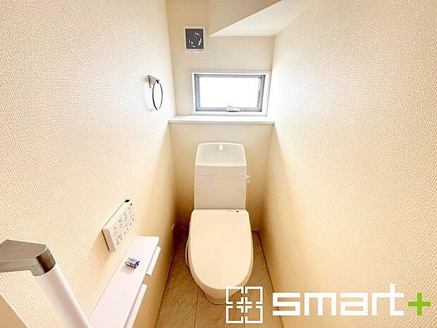 〜窓付きの明るいトイレ〜 ・清潔感あるシャワートイレ。窓があるので換気もしやすく快適ですね。 ・背面にある棚はトイレットペーパーなどの置き場や飾り棚としても利用できますね。