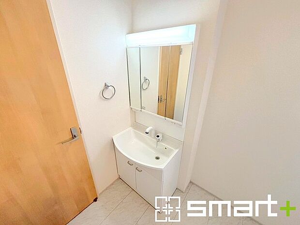 〜人気の三面鏡を採用〜 ・洗面台は三面鏡仕様なので鏡の角度を変える事で頭の後ろの方までご確認可能です。 ・鏡の裏が収納になっておりますので、洗面台周りもスッキリと片付きます。 