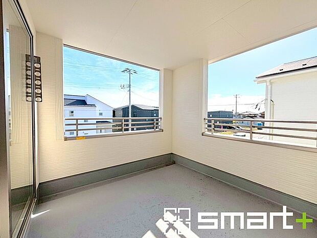 〜屋根付きのバルコニー〜 ・バルコニーは屋根付きなので急な雨でも安心です。 ・奥行きもあるので洗濯物が干しやすいのも嬉しいポイントですね。 