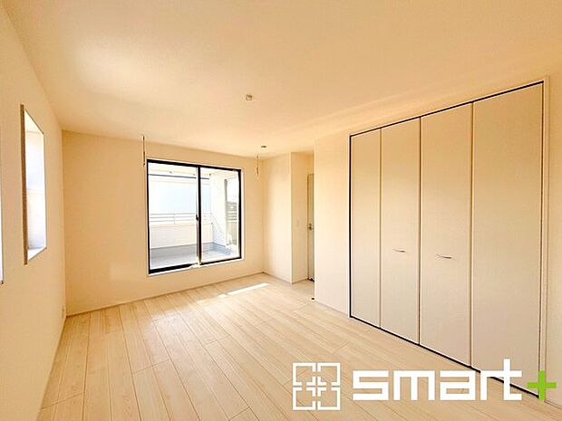 〜バルコニーに面した洋室〜 ・バルコニー側の大きな窓から穏やかな陽が差し込む明るい洋室はゆとりある広さの8.63帖。 ・ご夫婦やご兄弟でもゆったりとお過ごしいただけます。 