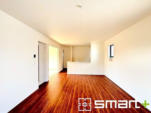 〜日当り良好のＬＤＫ〜 ・窓からたっぷりの陽光が差し込む明るいリビングで寛ぎのひと時を。 ・出来立てのお料理を運ぶのにも、食器の後片付けもラクラクなカウンターキッチン。