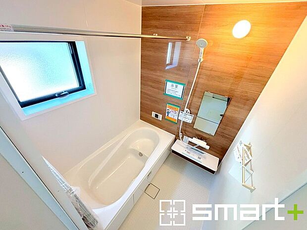 〜浴室乾燥機付きの浴室〜 ・浴室には乾燥機が付いているので雨の日でも洗濯物を干すことが可能です。 ・水はけの良い床材など機能面も充実。マイクロバルなどオプションもご相談くださいませ。 