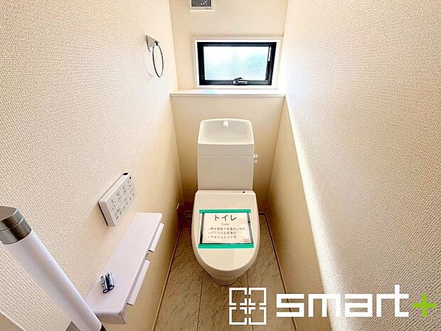 〜窓付きの明るいトイレ〜 ・清潔感あるシャワートイレ。窓があるので換気もしやすく快適ですね。 ・背面にある棚はトイレットペーパーなどの置き場や飾り棚としても利用できますね。