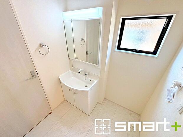 〜明るい洗面スペース〜 ・窓から明るい陽が入り、気持ちよく朝の支度ができますね。 ・使い勝手の良い三面鏡タイプのシャワー付き洗面化粧台。鏡の裏に収納があるので洗面台周りもスッキリ。