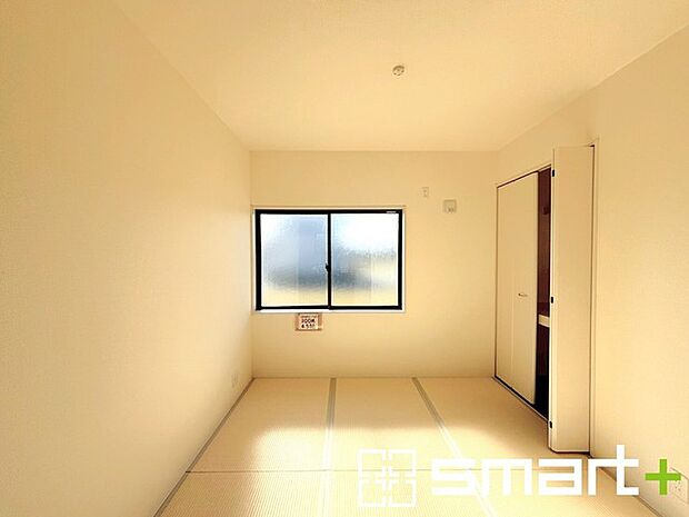 〜使い勝手の良い「和洋室」〜 ・畳敷きに建具は洋風、というハイブリッド型の「和洋室」。和室と洋室の良い所を組み合わせたお部屋です。 ・やはり畳の香りは心が落ち着きますね。 