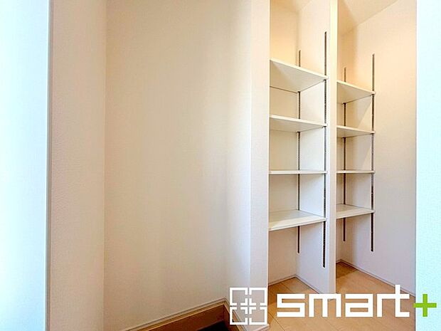 〜シューズインクロークのある玄関〜 ・玄関横にシューズインクロークをご用意。 ・追加の靴置きとしてはもちろん、スキー・ゴルフなど趣味の用具の置場としてもご利用いただけます。 