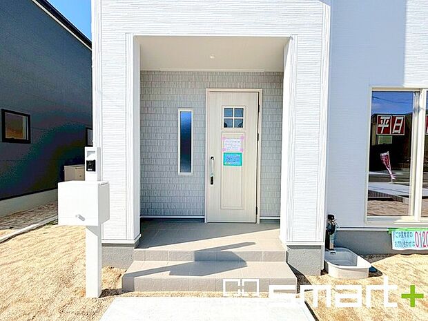 〜デザイン性に優れた玄関〜 ・モダンなデザインの玄関ドアを採用する事でお住まいの「顔」の印象が大きく変わります。 ・毎日帰宅した際に嬉しくなる仕様です。 
