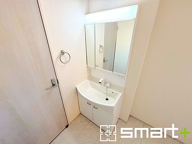 〜人気の三面鏡を採用〜 ・洗面台は三面鏡仕様なので鏡の角度を変える事で頭の後ろの方までご確認可能です。 ・鏡の裏が収納になっておりますので、洗面台周りもスッキリと片付きます。 