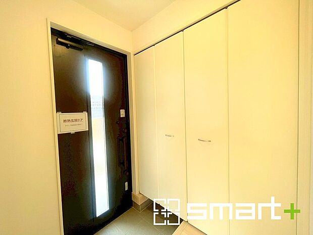 〜十分な容量のシューズボックス〜 ・備え付けのシューズボックスは充分な容量を確保。