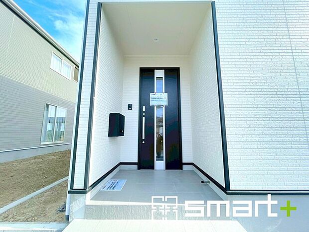 〜お住まいの顔「玄関」〜 ・玄関ドアの上にはもちろん軒がございますので、雨の日でも濡れずに鍵の開閉が可能です。