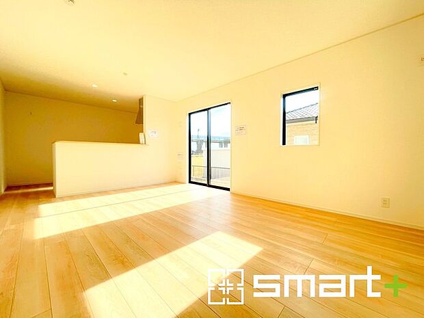 〜ナチュラルな色彩のLDK〜 ・自然な風合いの色味で纏められたLDKは家具のコーディネートもしやすくなっております。 ・どんなインテリアにするか、考えるだけでも楽しくなりますね。