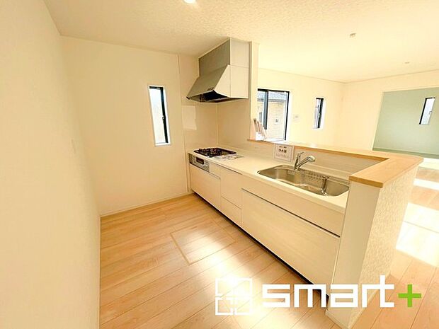 〜使い勝手の良いシステムキッチン〜 ・料理がしやすい設計のキッチンでお料理もはかどりますね。 ・もちろんキッチン下部は収納になっておりますので、フライパンなども収納可能です。