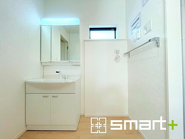 〜人気の三面鏡を採用〜 ・洗面台は三面鏡仕様なので鏡の角度を変える事で頭の後ろの方までご確認可能です。 ・鏡の裏が収納になっておりますので、洗面台周りもスッキリと片付きます。