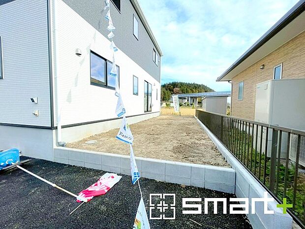 〜お庭もある余裕の敷地〜 ・広々した敷地にはお庭もご用意。お庭があるだけで余裕を感じますね。 ・防草シートや人工芝の敷設などのオプションもお気軽にご相談くださいませ。