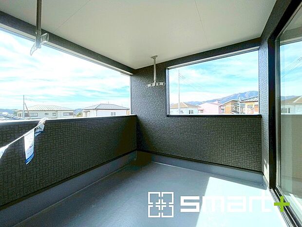 〜屋根付きのバルコニー〜 ・バルコニーは屋根付きなので急な雨でも安心です。 ・奥行きもあるので洗濯物が干しやすいのも嬉しいポイントですね。