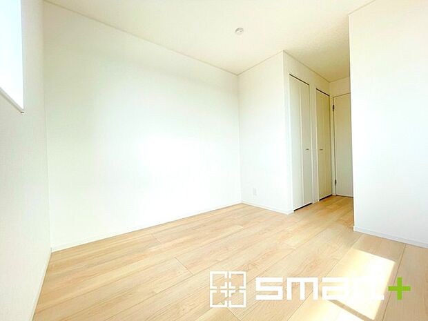 〜2面採光の明るいお部屋〜 ・洋室は2面採光とする事で穏やかな陽の入る明るい空間となっております。 ・くつろぎのプライベート時間を明るい空間で穏やかにお過ごしいただけます。