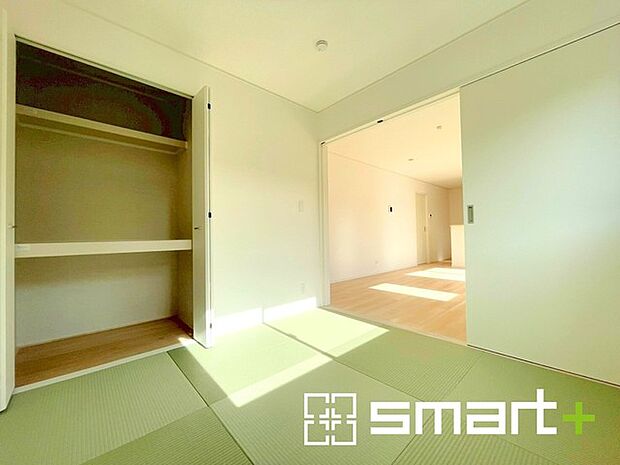 〜「和みの部屋」和室をご用意〜 ・ゴロンと寝転がったり、お子様のいるご家庭ではお子様を寝かしつけたり、などご活用いただける和室をご用意。 ・やはり畳の香りは心が落ち着きますね。