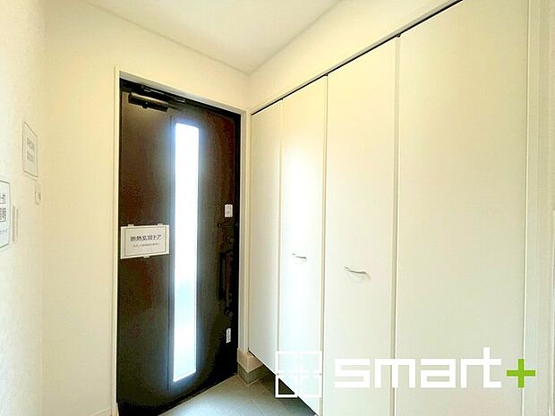 〜十分な容量のシューズボックス〜 ・備え付けのシューズボックスは充分な容量を確保。 