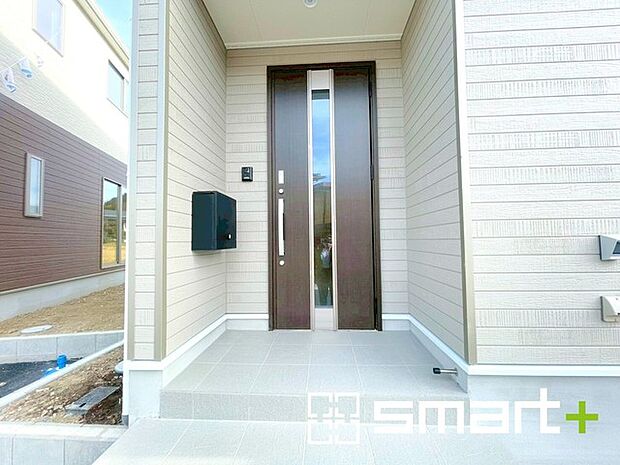 〜お住まいの顔「玄関」〜 ・玄関ドアの上にはもちろん軒がございますので、雨の日でも濡れずに鍵の開閉が可能です。 ・鍵は防犯性に優れたディンプルキーを採用。 