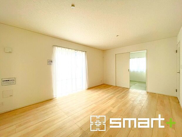 〜穏やかな陽の入るＬＤＫ〜 ・大きな窓のあるＬＤＫは陽当りも良好で明るい空間となっております。 ・ご家族団らんなど過ごす時間の多いＬＤＫが明るいのは嬉しいポイントですね。 