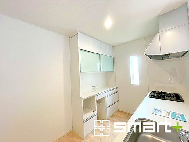 〜収納も豊富なキッチン〜 ・キッチンスペースにはカップボードを標準装備。キッチン自体の収納と併せて収納が豊富になっておりますので、散らかりやすいキッチン周りがスッキリと片付きます。 