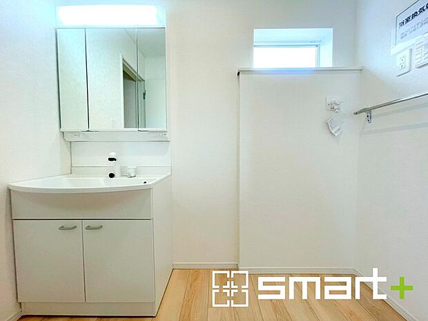 〜人気の三面鏡を採用〜 ・洗面台は三面鏡仕様なので鏡の角度を変える事で頭の後ろの方までご確認可能です。 ・鏡の裏が収納になっておりますので、洗面台周りもスッキリと片付きます。 