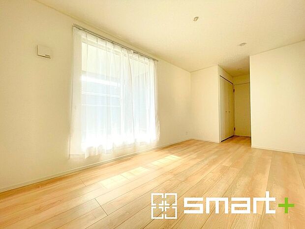 〜2面採光の明るいお部屋〜 ・洋室は2面採光とする事で穏やかな陽の入る明るい空間となっております。 ・くつろぎのプライベート時間を明るい空間で穏やかにお過ごしいただけます。 