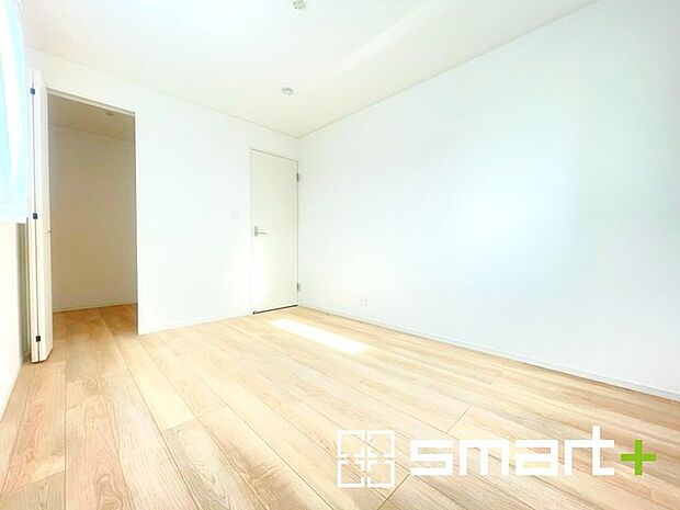 〜自然な風合いの洋室〜 ・ナチュラルな色彩で纏められた洋室は家具のコーディネートもしやすくなっております。 ・どんな家具にするか考えるだけでも楽しくなってきますね。 