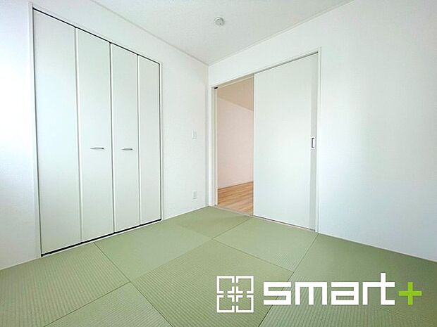 〜「和みの部屋」和室をご用意〜 ・ゴロンと寝転がったり、お子様のいるご家庭ではお子様を寝かしつけたり、などご活用いただける和室をご用意。 ・やはり畳の香りは心が落ち着きますね。 