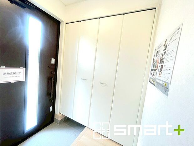 〜十分な容量のシューズボックス〜 ・備え付けのシューズボックスは充分な容量を確保。