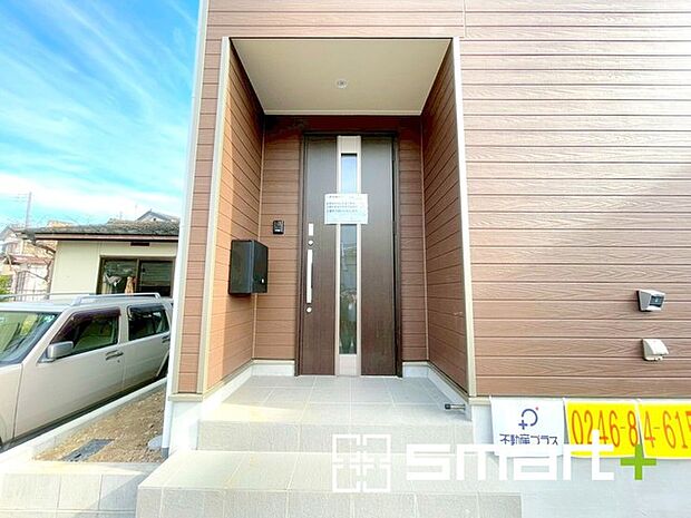 〜お住まいの顔「玄関」〜 ・玄関ドアの上にはもちろん軒がございますので、雨の日でも濡れずに鍵の開閉が可能です。 