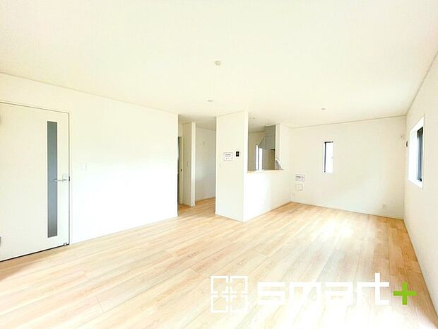 〜穏やかな陽の入るＬＤＫ〜 ・大きな窓のあるＬＤＫは陽当りも良好で明るい空間となっております。 ・ご家族団らんなど過ごす時間の多いＬＤＫが明るいのは嬉しいポイントですね。 